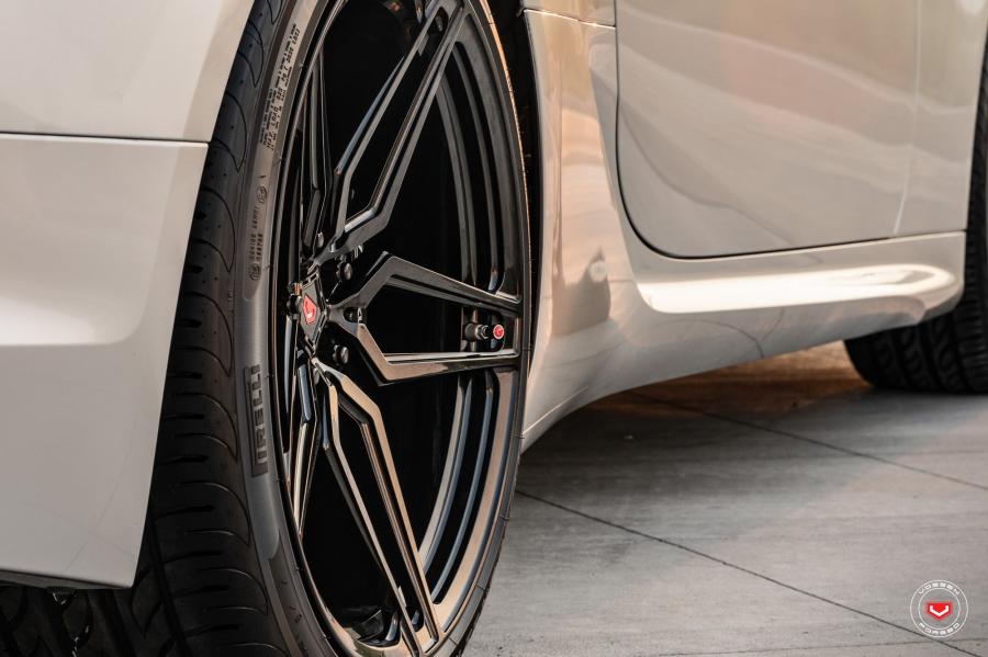 Детали экстерьера Lexus LC500 on Vossen Wheels (M-X1) 2018 года  (фото 4 из 19)